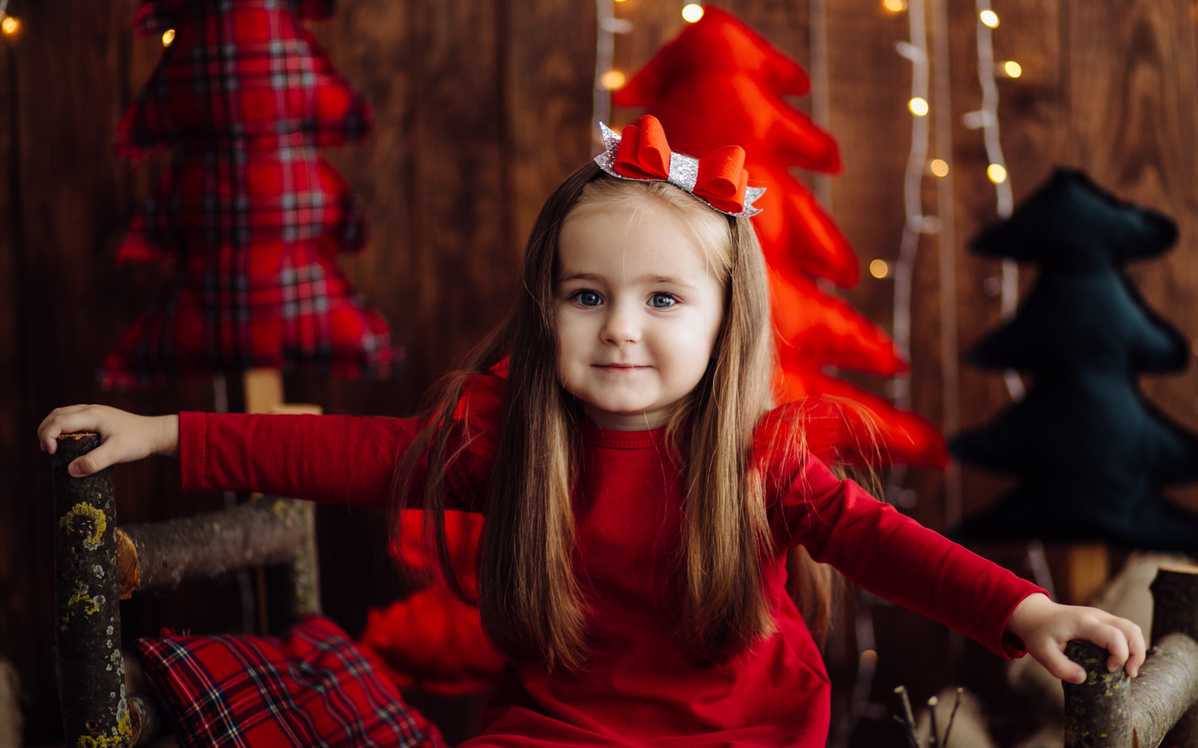 Красивая маленькая длинноволосая девочка в красном платье