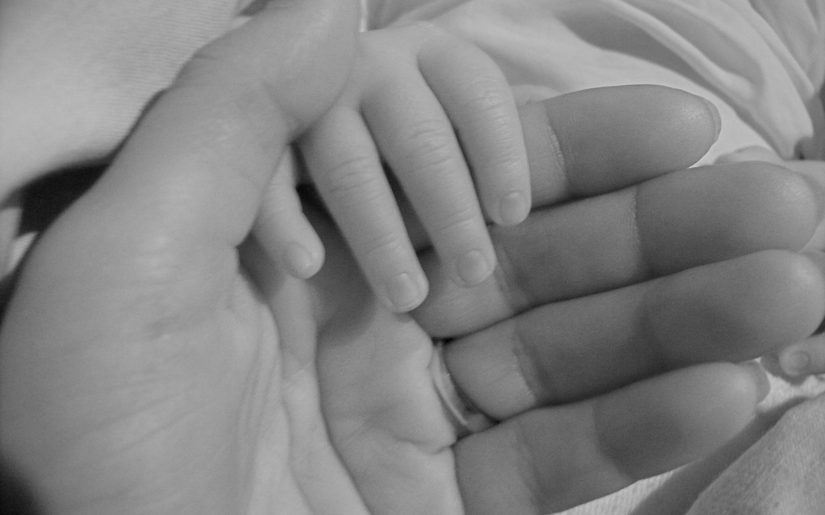 Рука ребенка в руке мамы