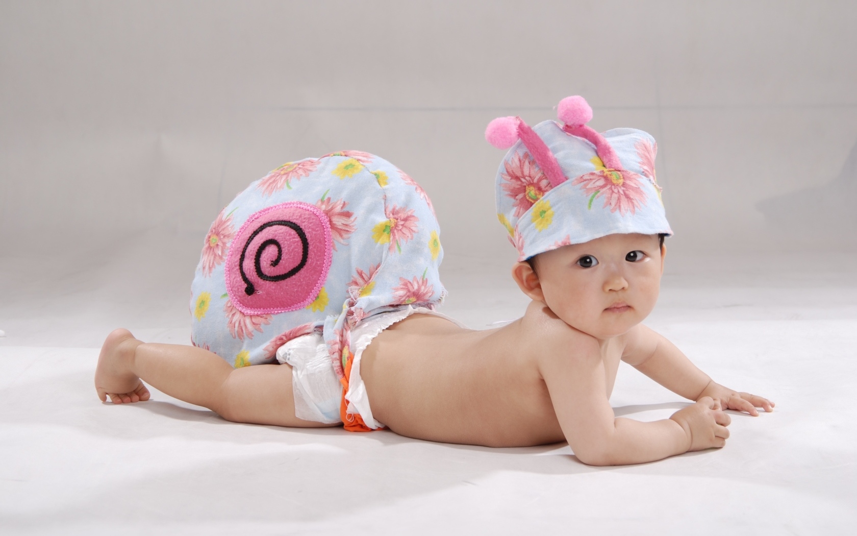 Милый азиатский ребенок в костюме гусеницы