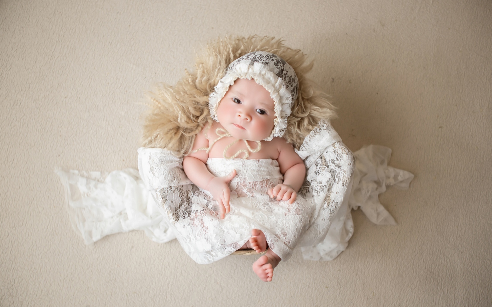 Милый новорожденный ребенок в колыбели 