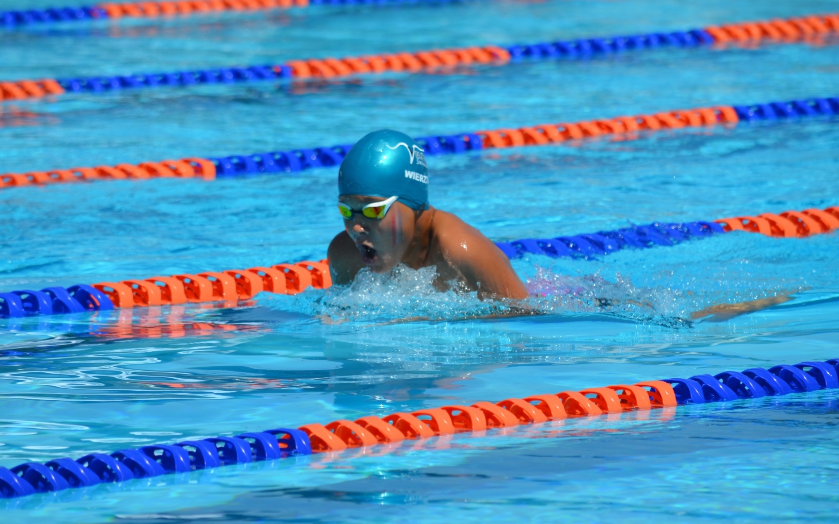 Маленький мальчик пловец в бассейне