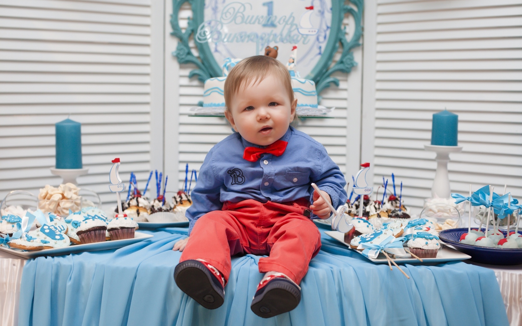 Маленький ребенок с угощениями на день рождения