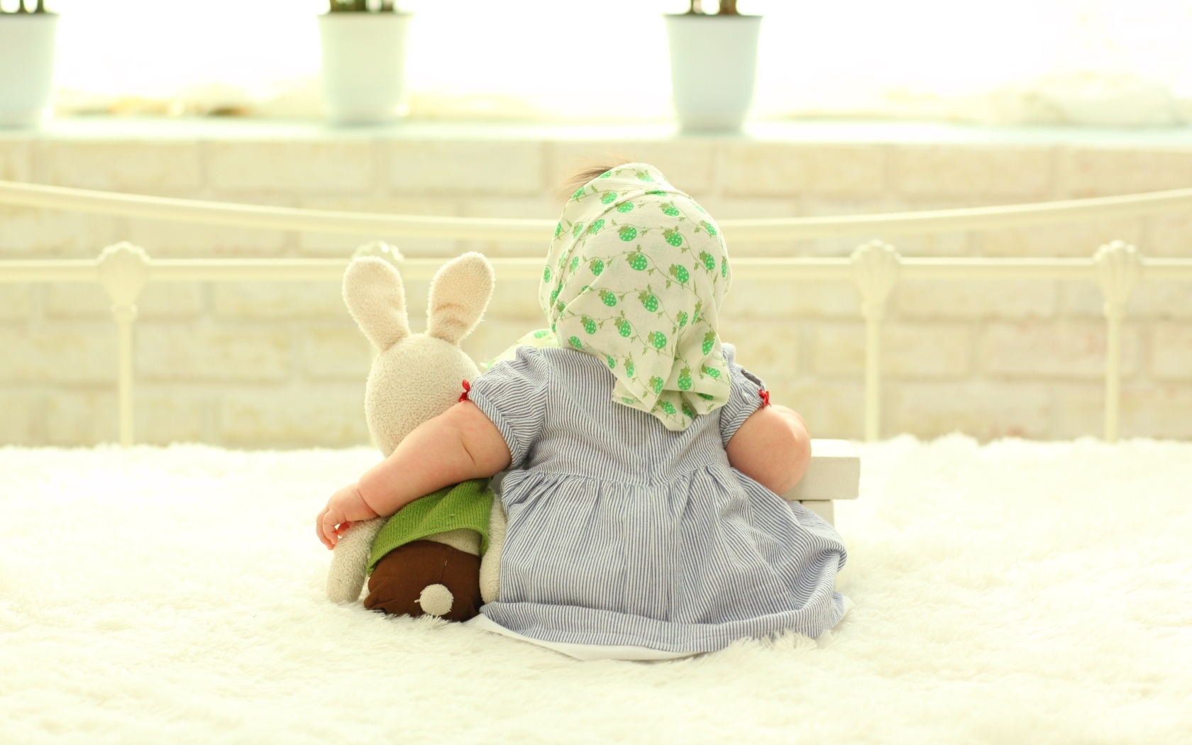 Маленькая девочка сидит с игрушкой