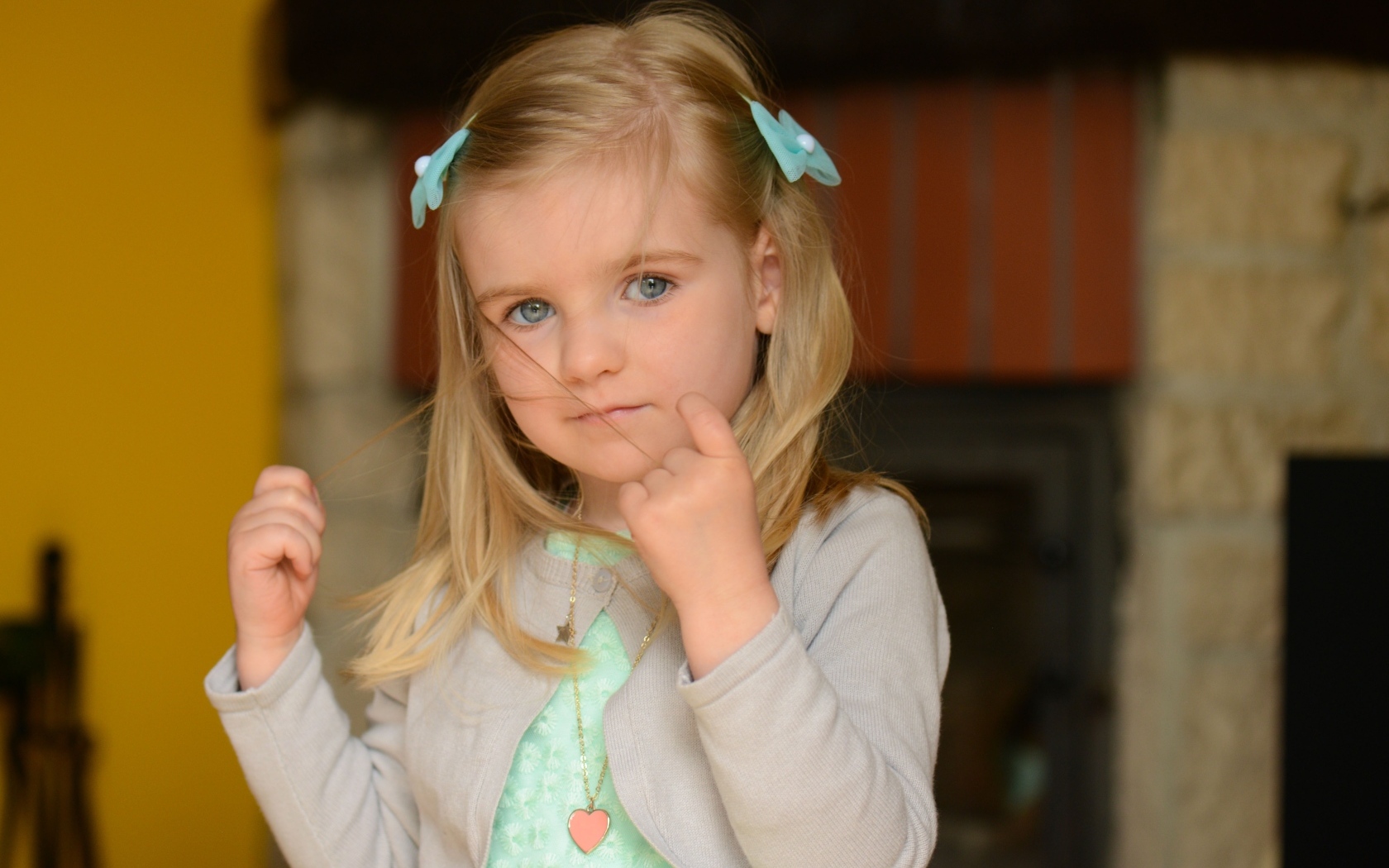 Маленькая девочка с заколками в волосах 