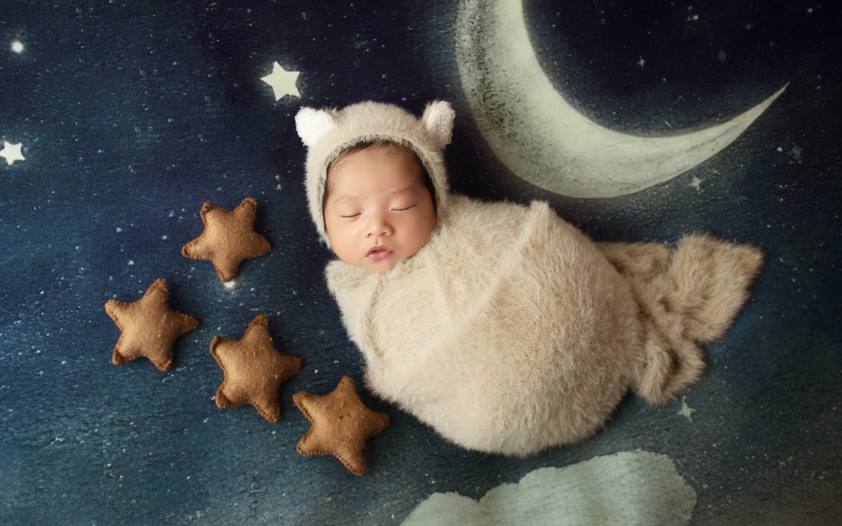 Спящий новорожденный ребенок с декором для фото 