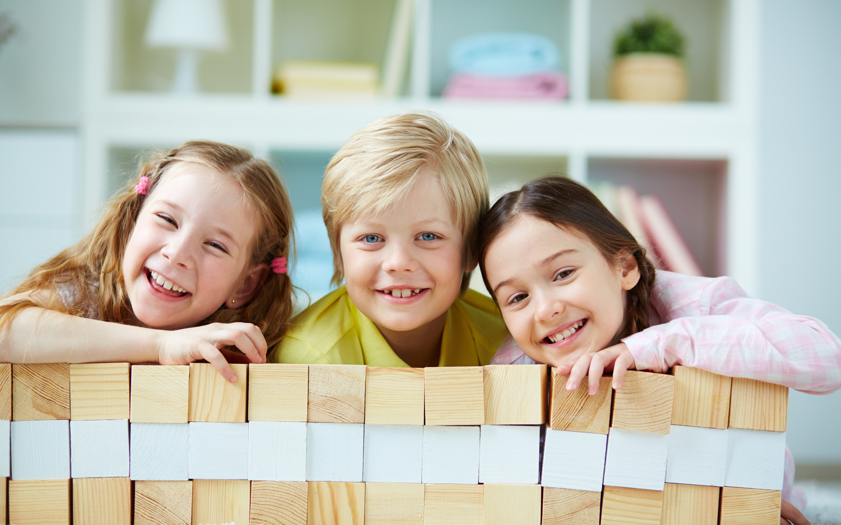 Улыбающиеся дети с кубиками