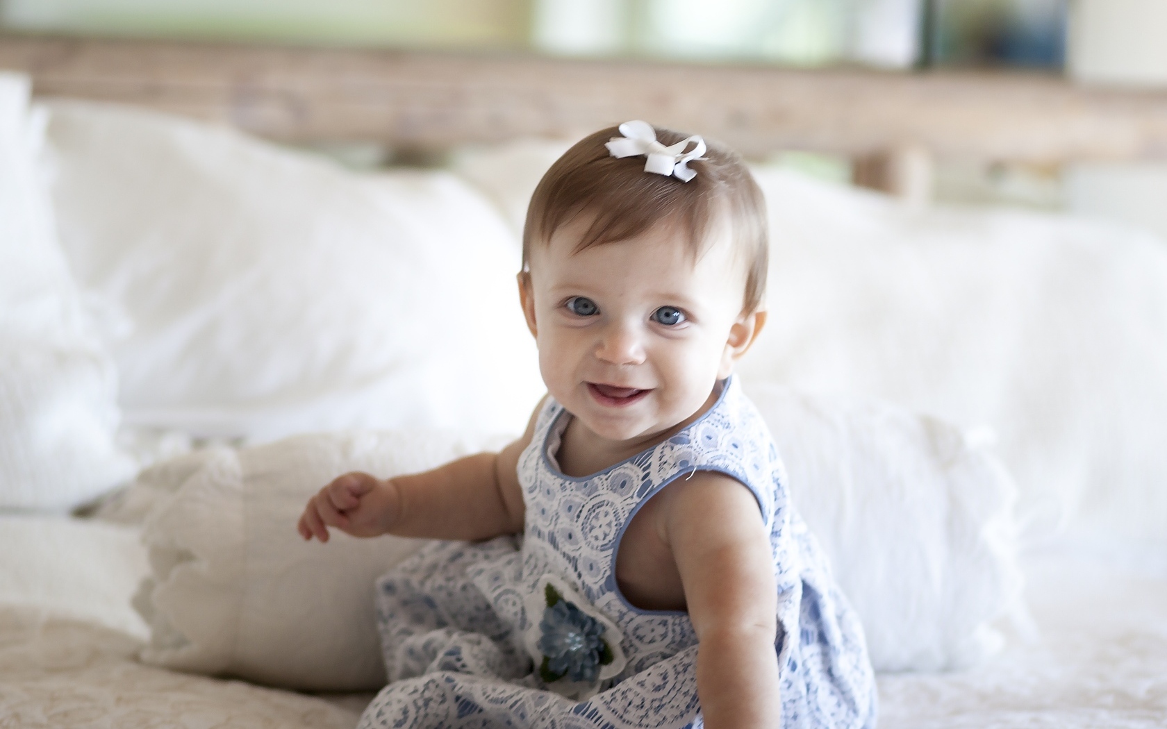 Улыбающаяся маленькая девочка в платье