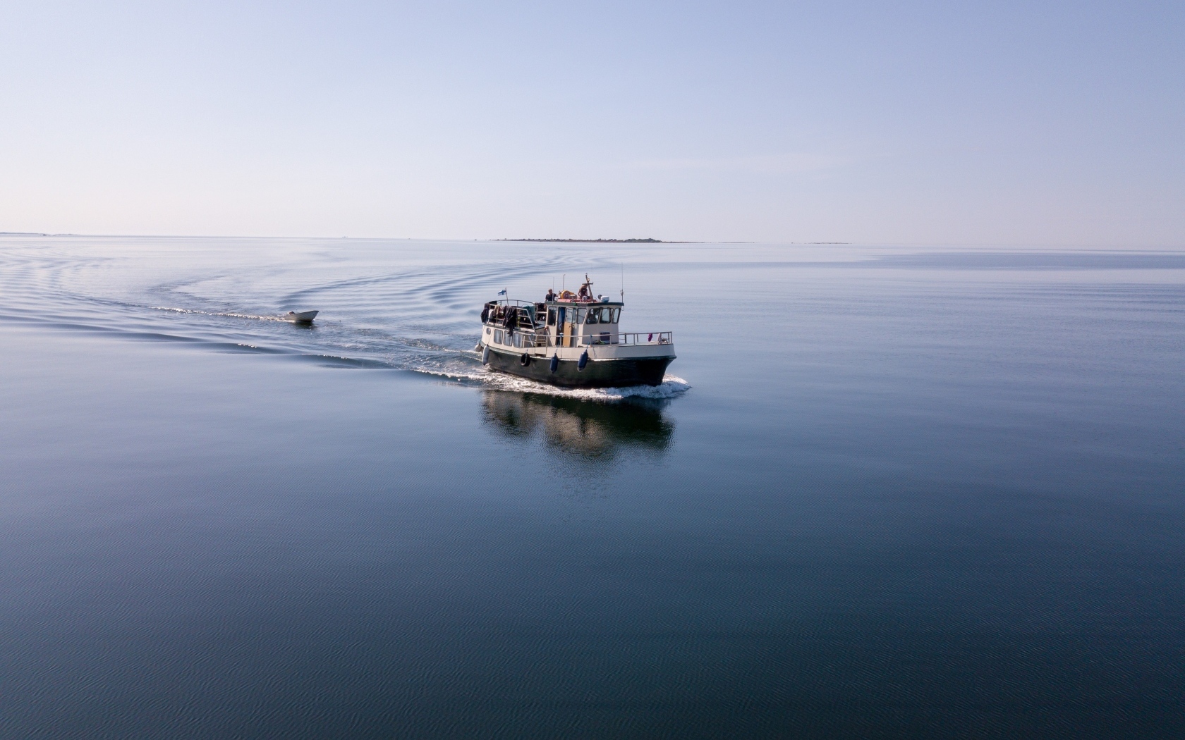Рыбацкое судно плывет по морю