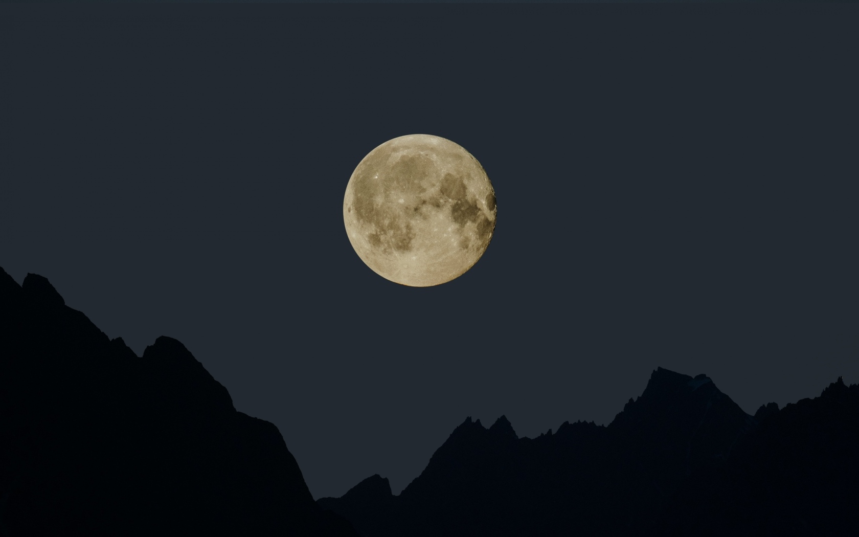 Большая белая луна над горами ночью 