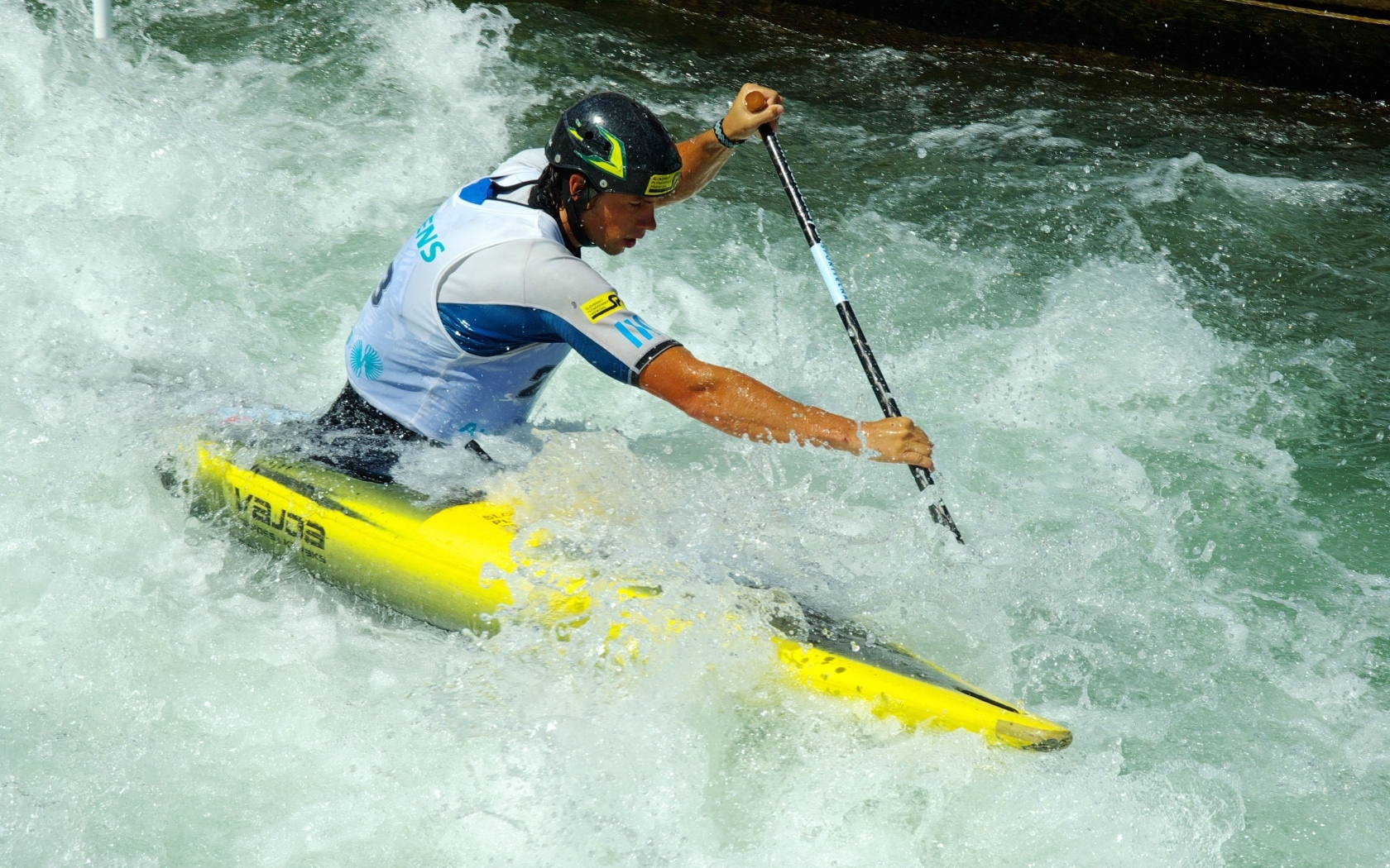 Мужчина на байдарке спускается по бурной реке