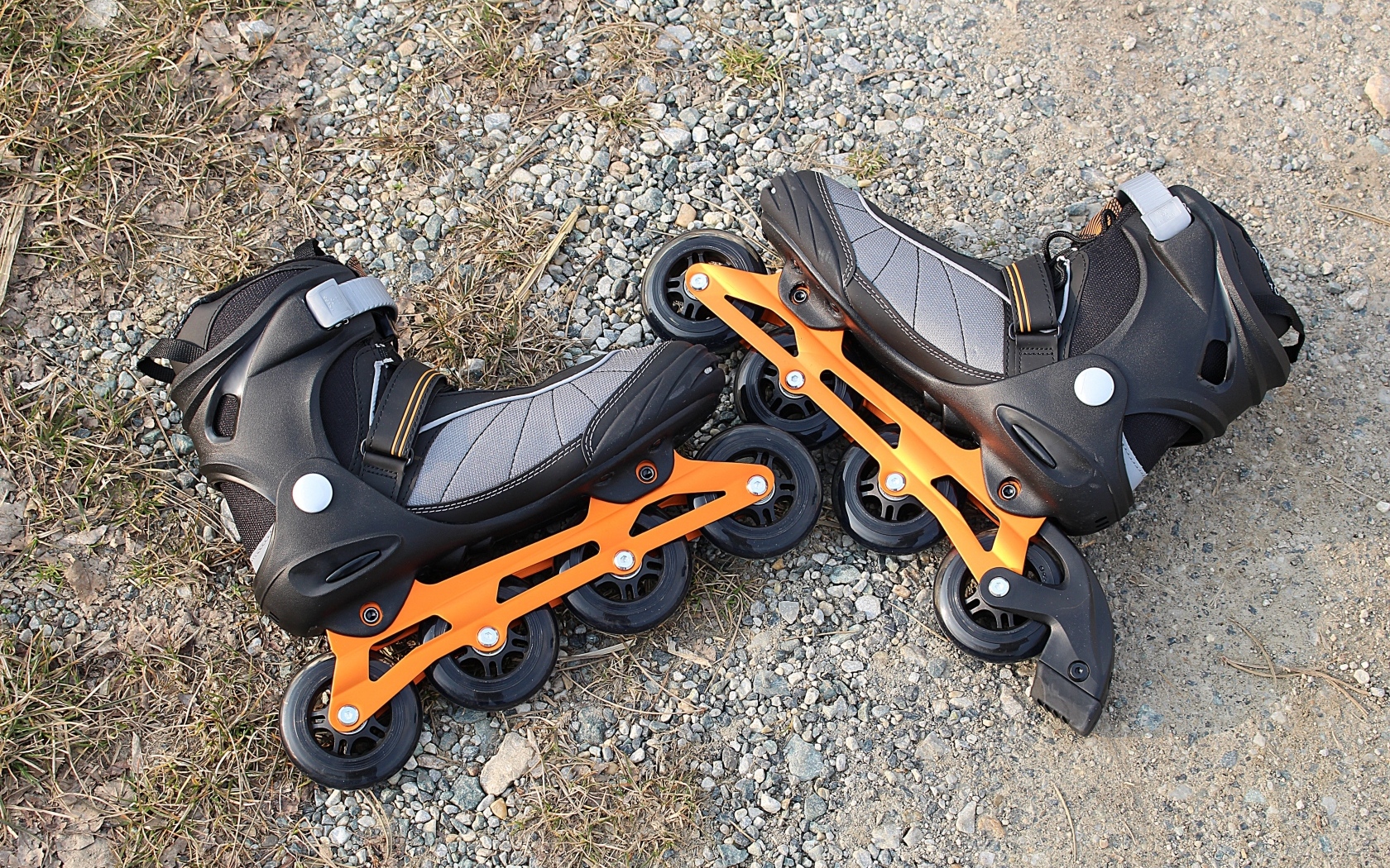 Черные ролики лежат на земле