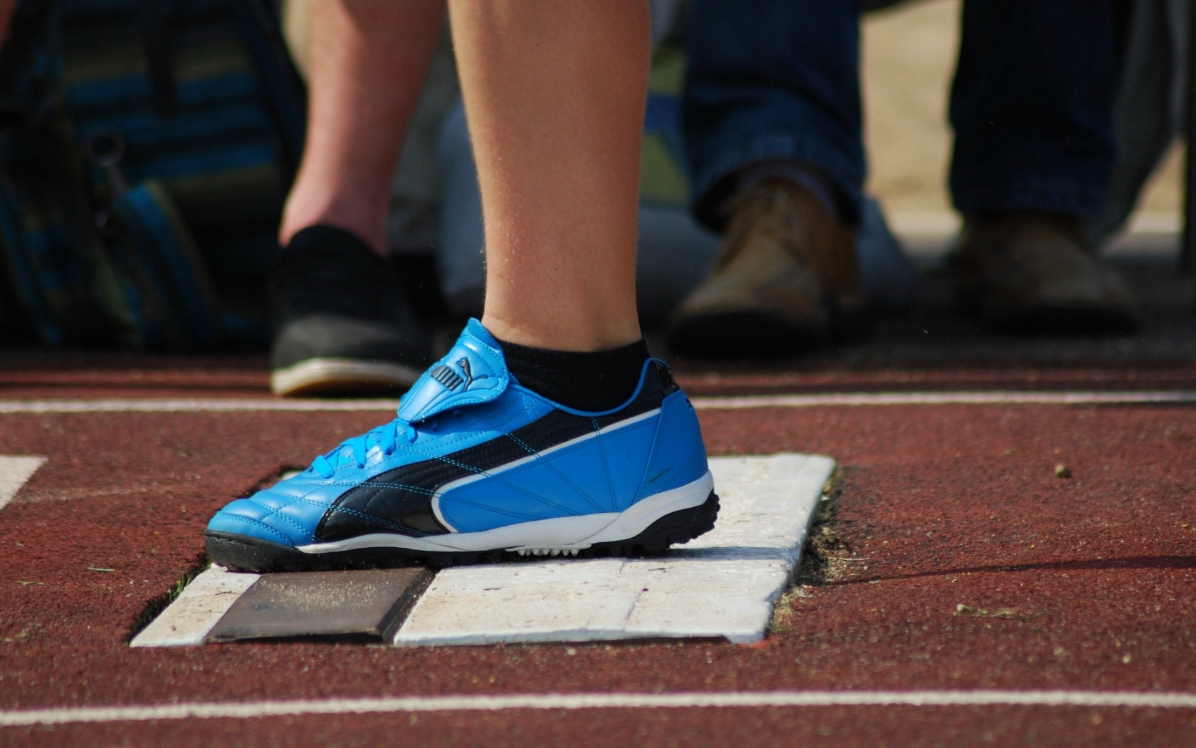 Голубые кеды на ноге спортсмена