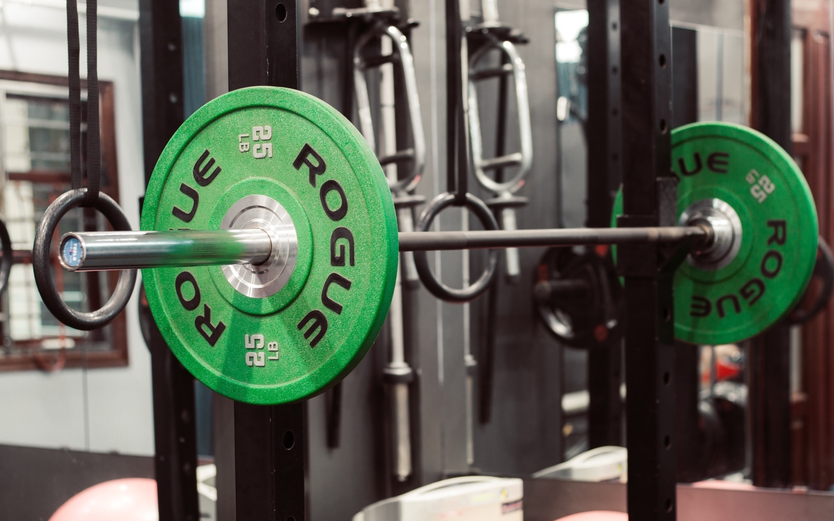 Тяжелая штанга в спортзале