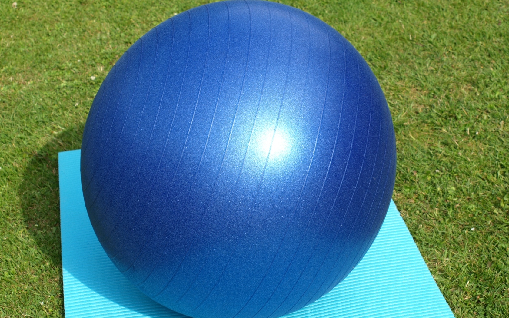 Большой синий мяч для фитнеса