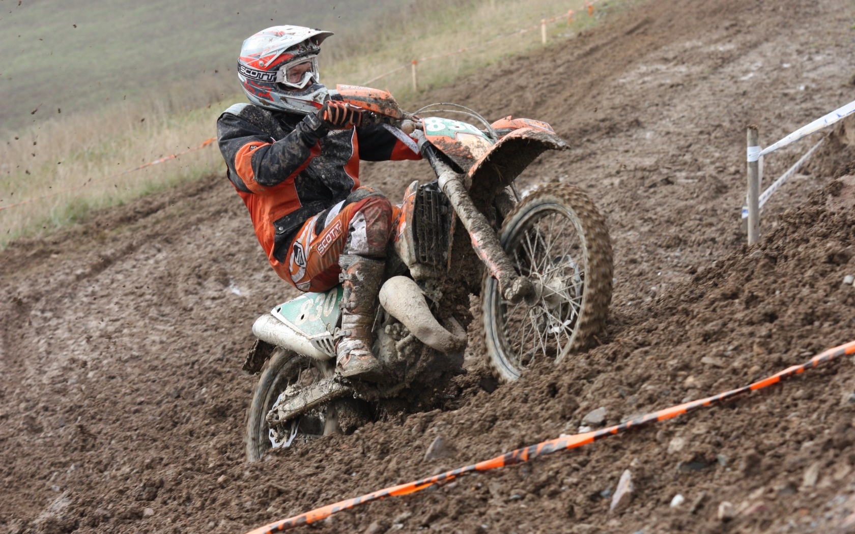 Мужчина мотоциклист на соревнованиях