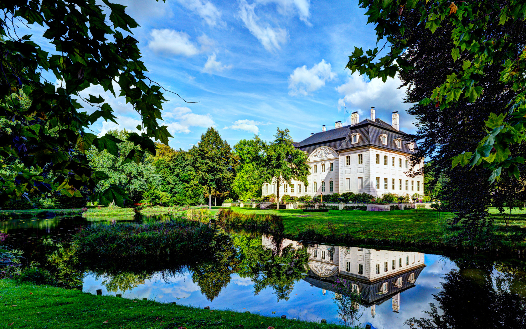 Дворец Браниц в пруда в парке, Германия