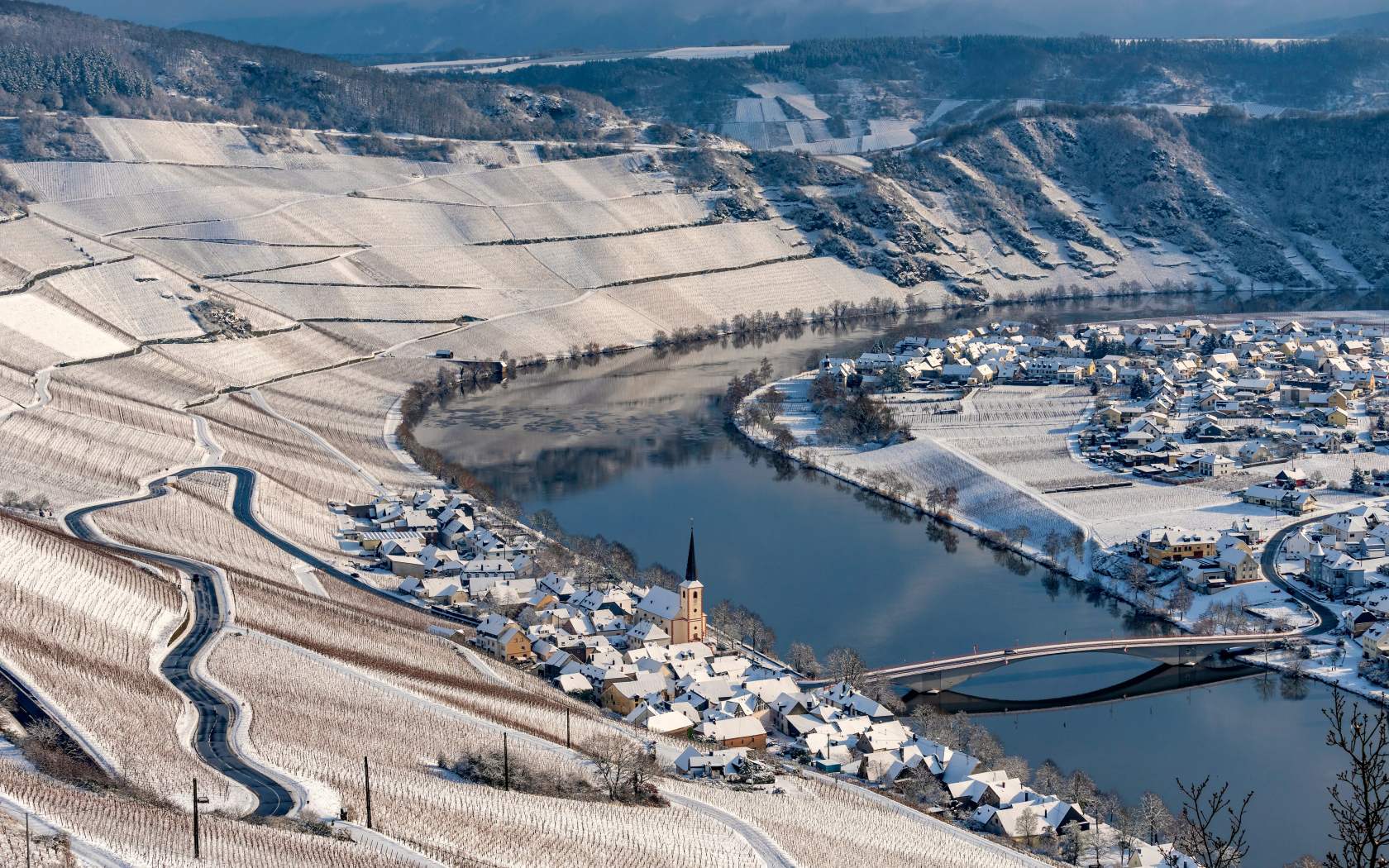 Дома и поля у реки зимой, Германия