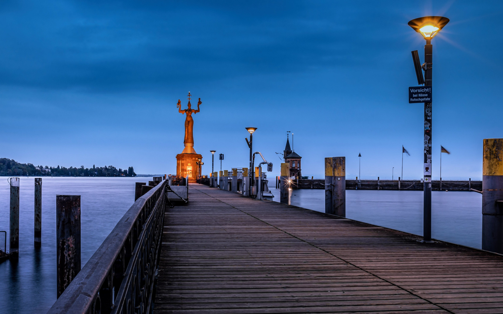 Фонари на мосту у причала на озере, Германия