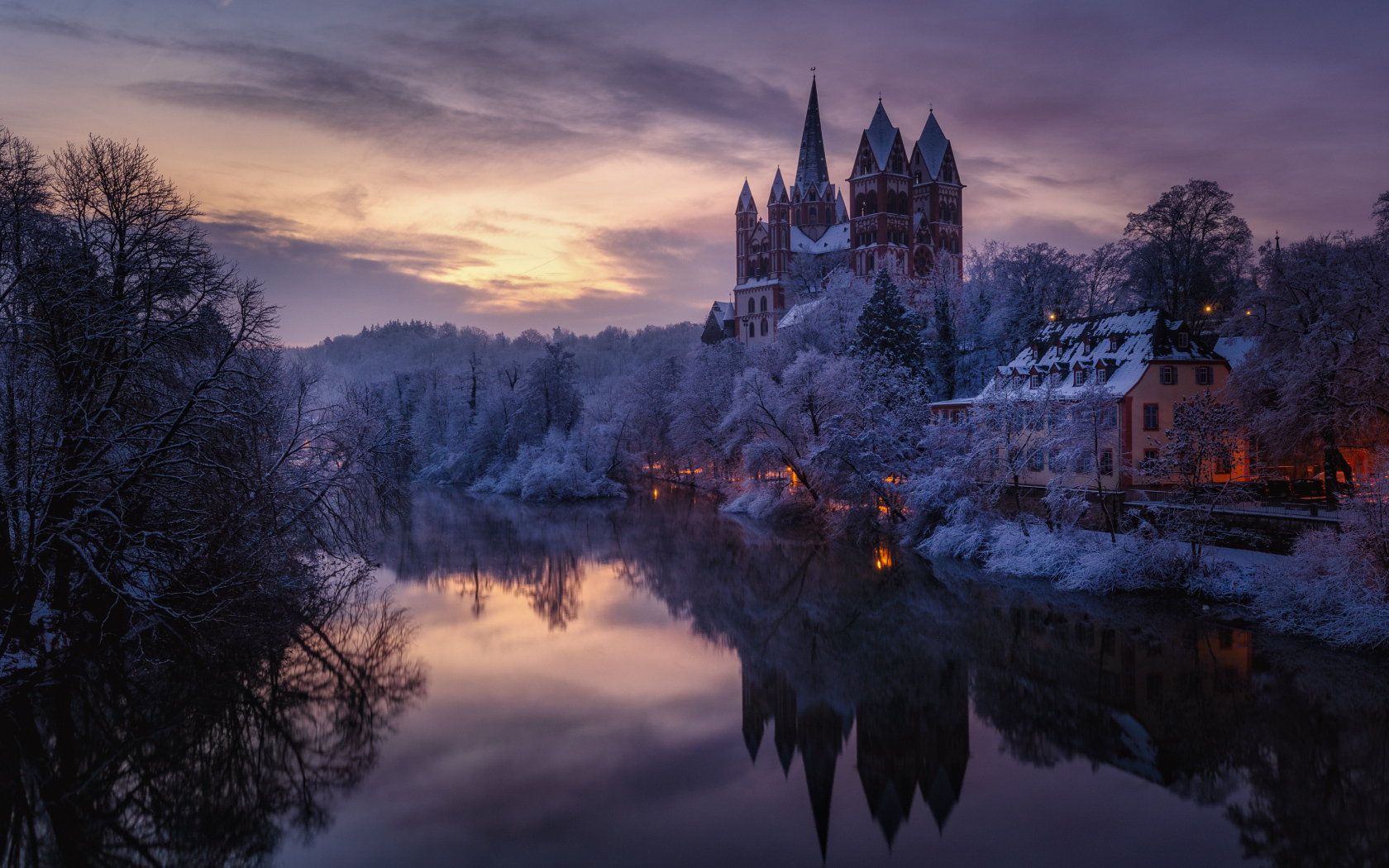 Лимбургский собор у реки зимой, Германия