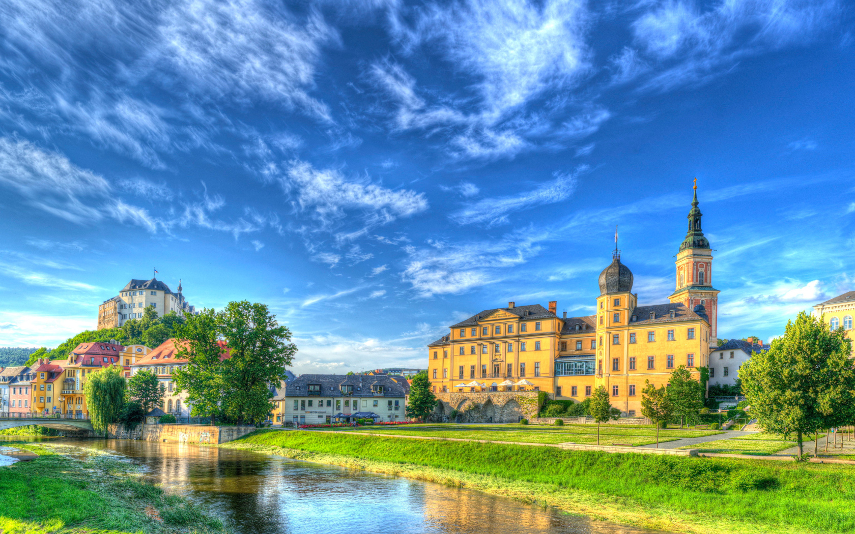 Средневековый замок Оберес Шлос под голубым небом, Германия