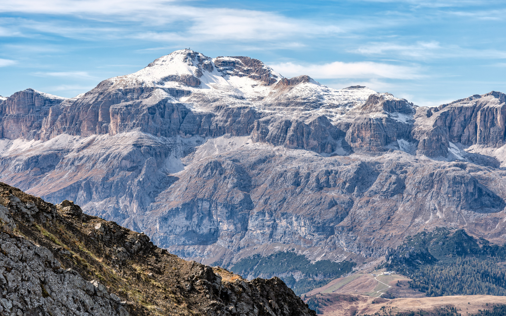 Заснеженные Доломитовые Альпы в лучах солнца, Италия
