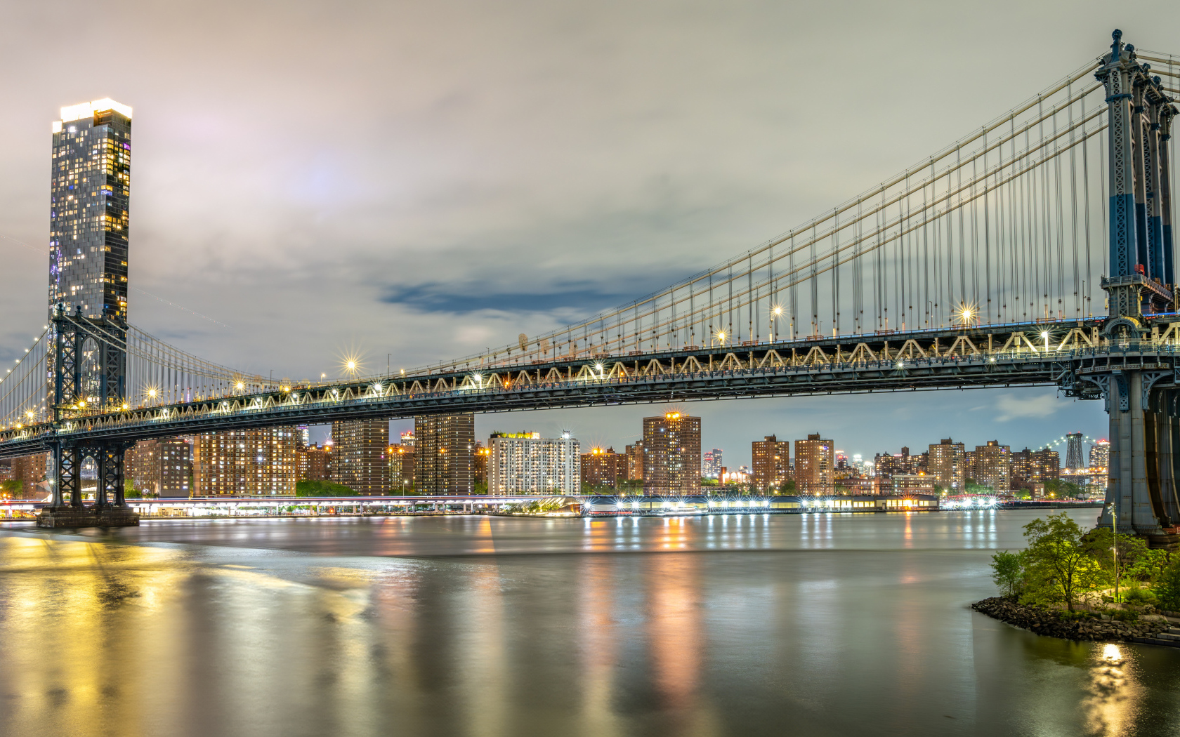 Мост через реку в парке  Фултон Ферри Ландинг в Нью Йорке, США