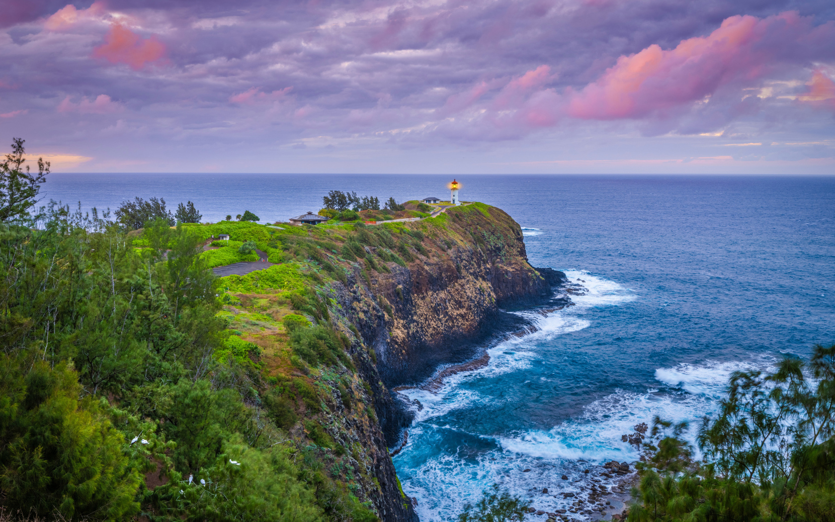 Маяк на краю утеса на берегу Гавайских островов, США