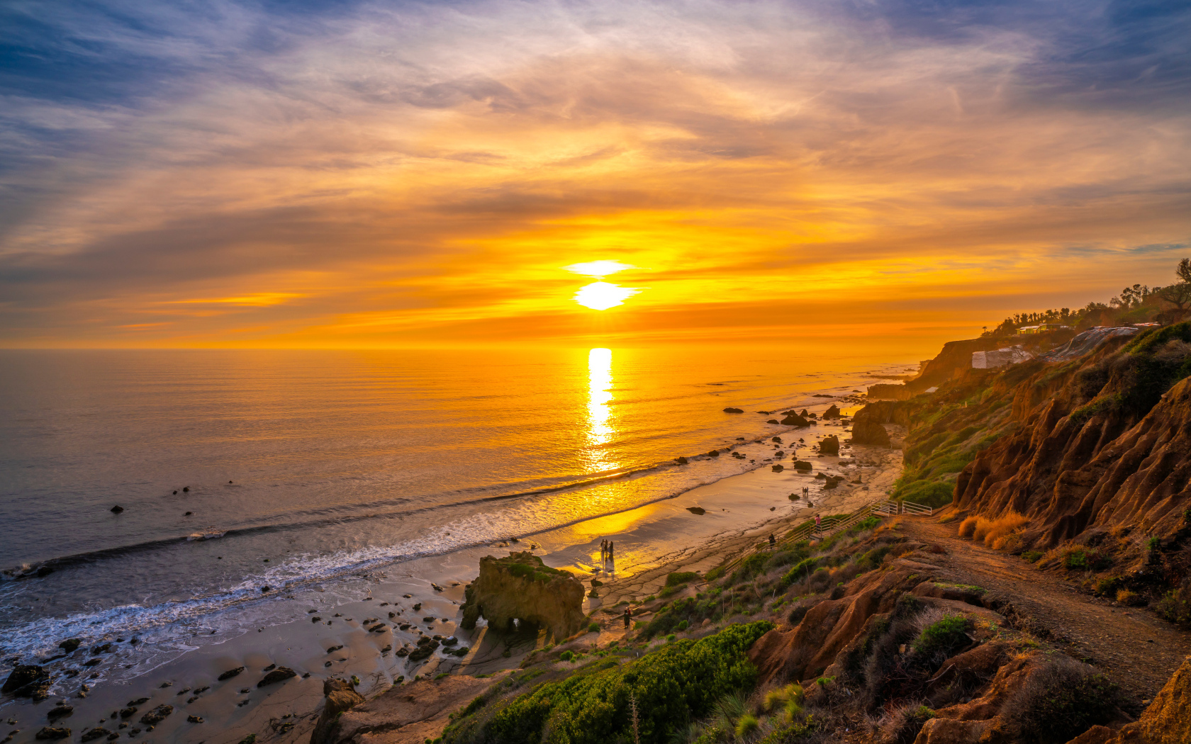 Закат солнца на морском побережье Калифорнии, США