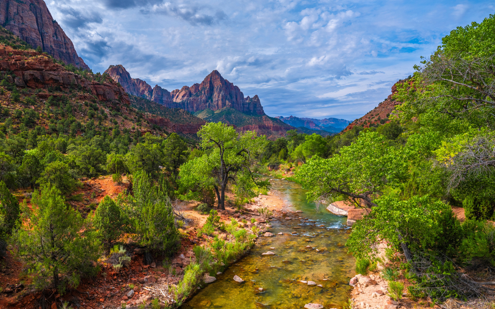 Вид на горы и реку в  государственном  парке Крейг-Лейк, США