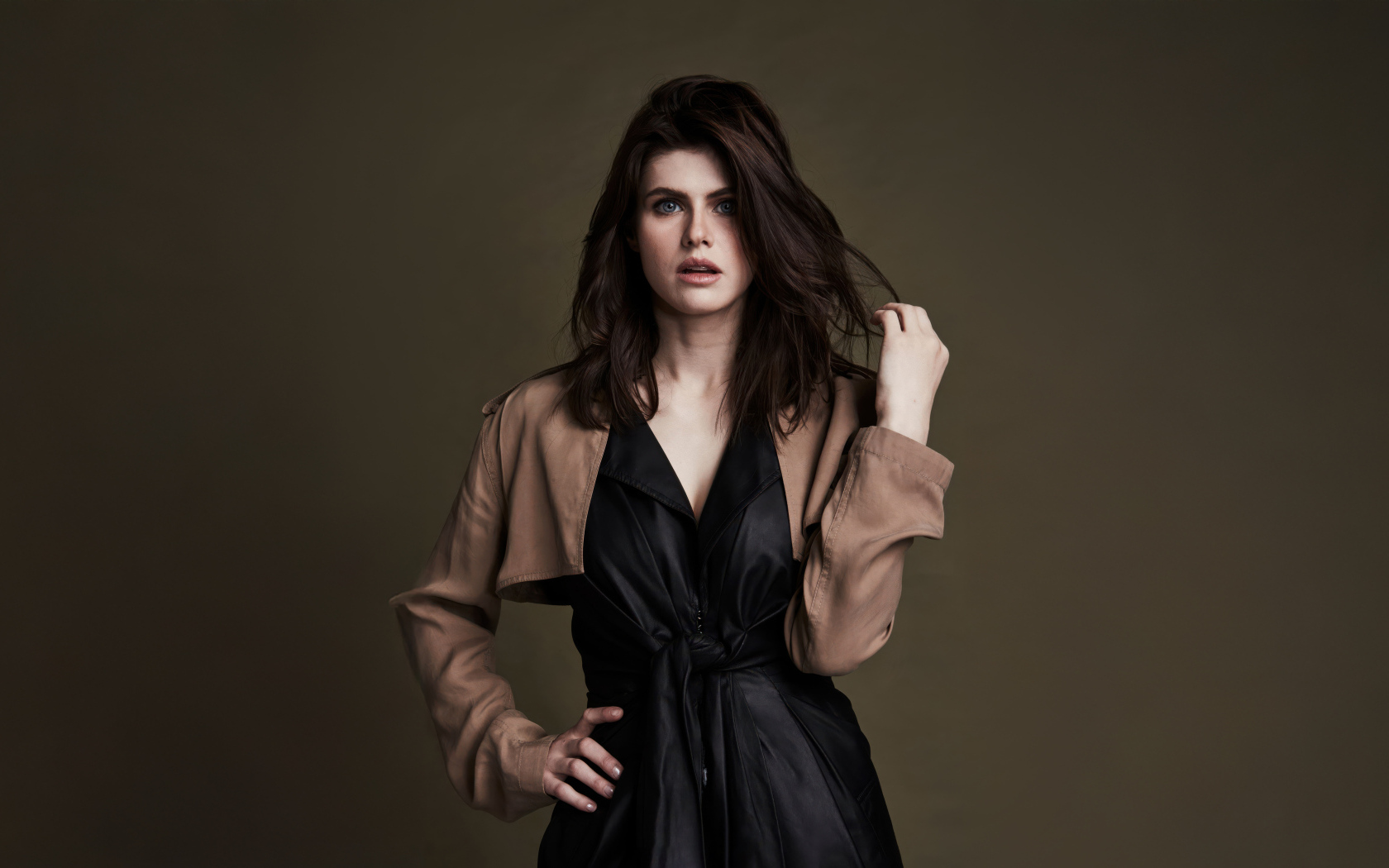 Актриса Александра Даддарио в черном платье