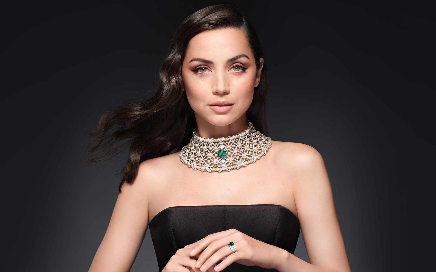 Актриса Ана де Армас с дорогим украшением на шее