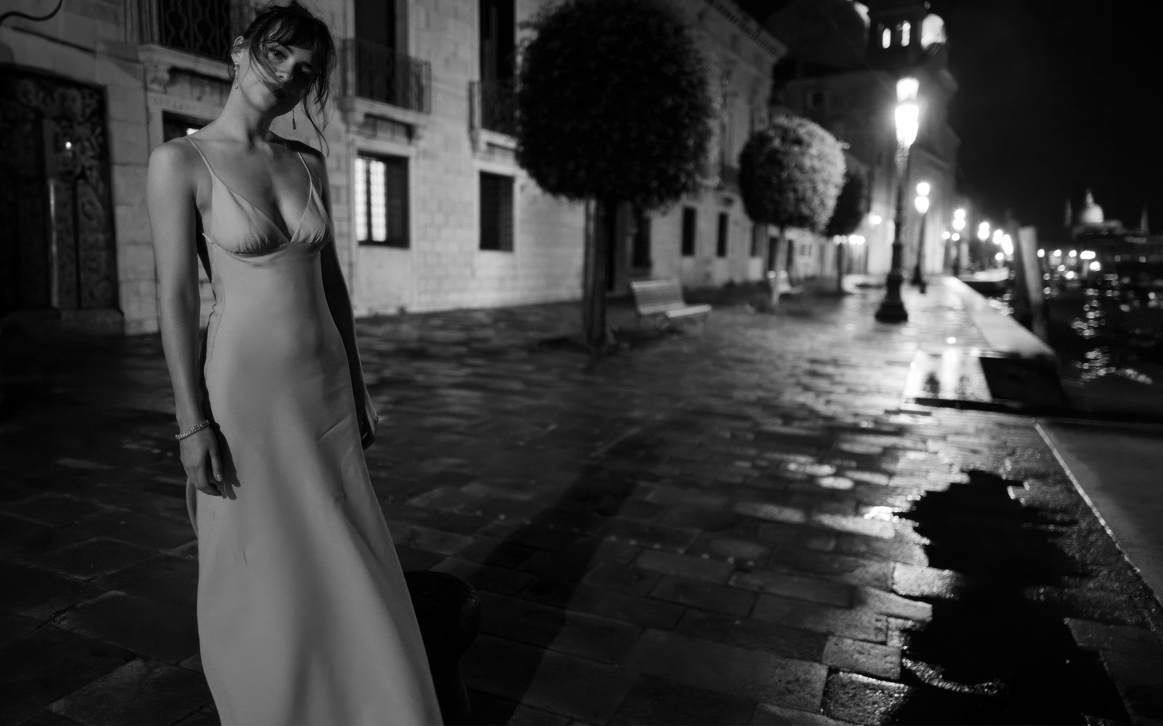 Актриса Дакота Джонсон в платье на улице вечером