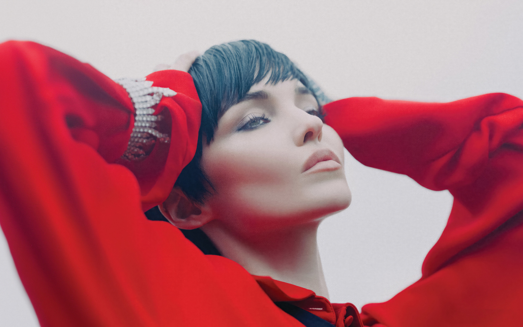 Актриса Дав Кэмерон в красном наряде с короткой стрижкой