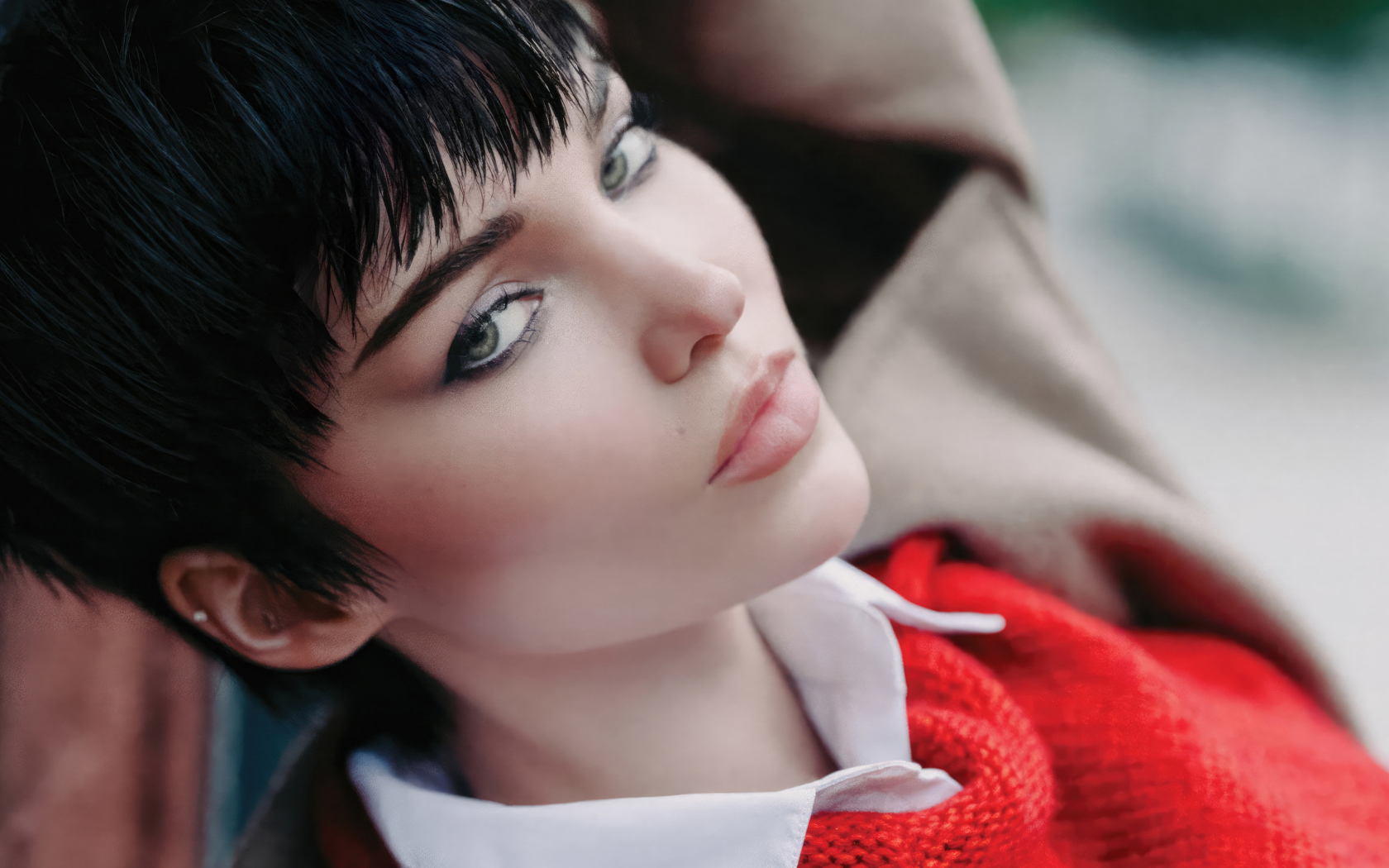 Актриса Дав Кэмерон с короткой стрижкой