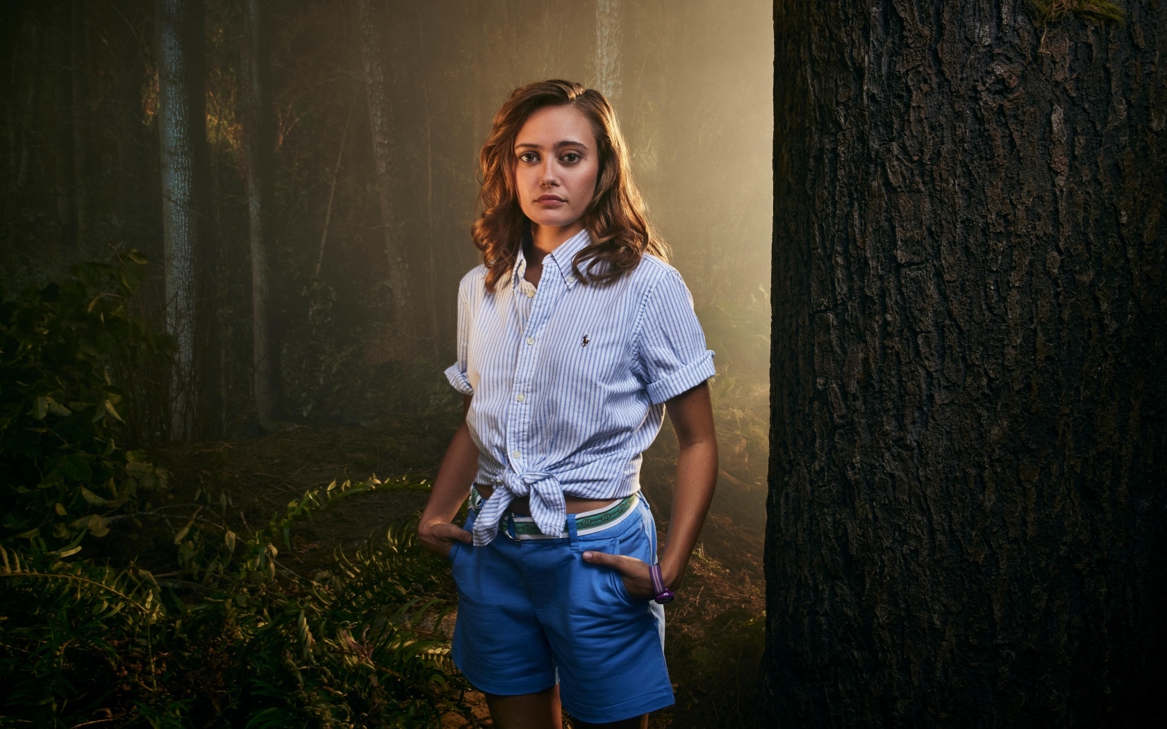 Актриса Элла Пернелл в лесу