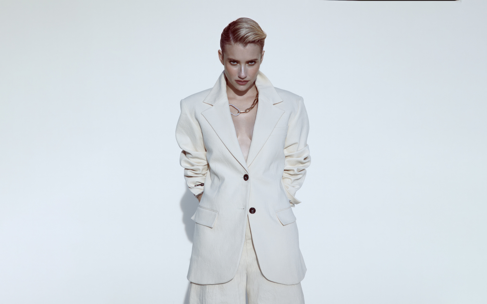 Актриса Эмма Робертс в стильном белом костюме