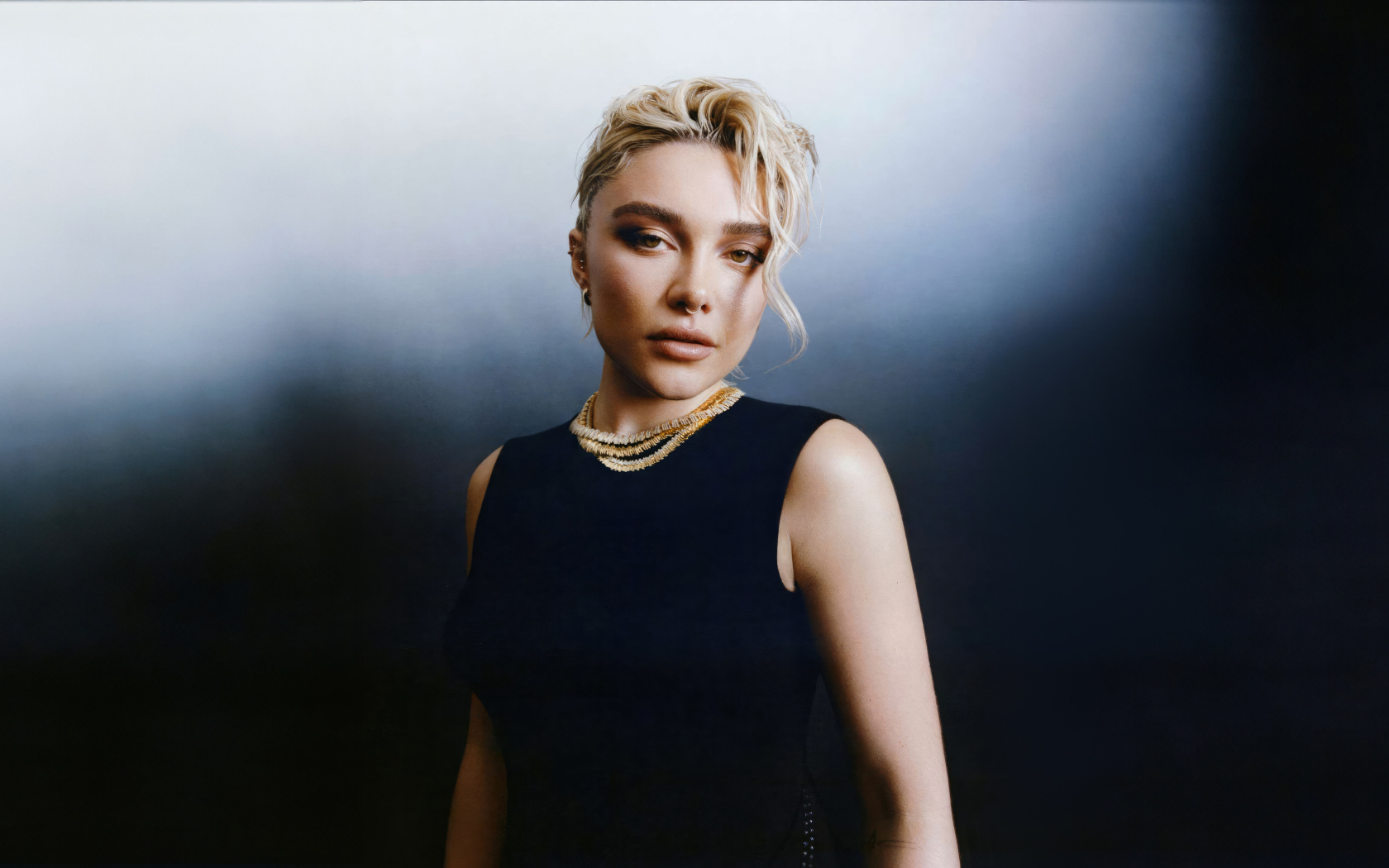 Актриса Флоренс Пью в черном платье на сером фоне