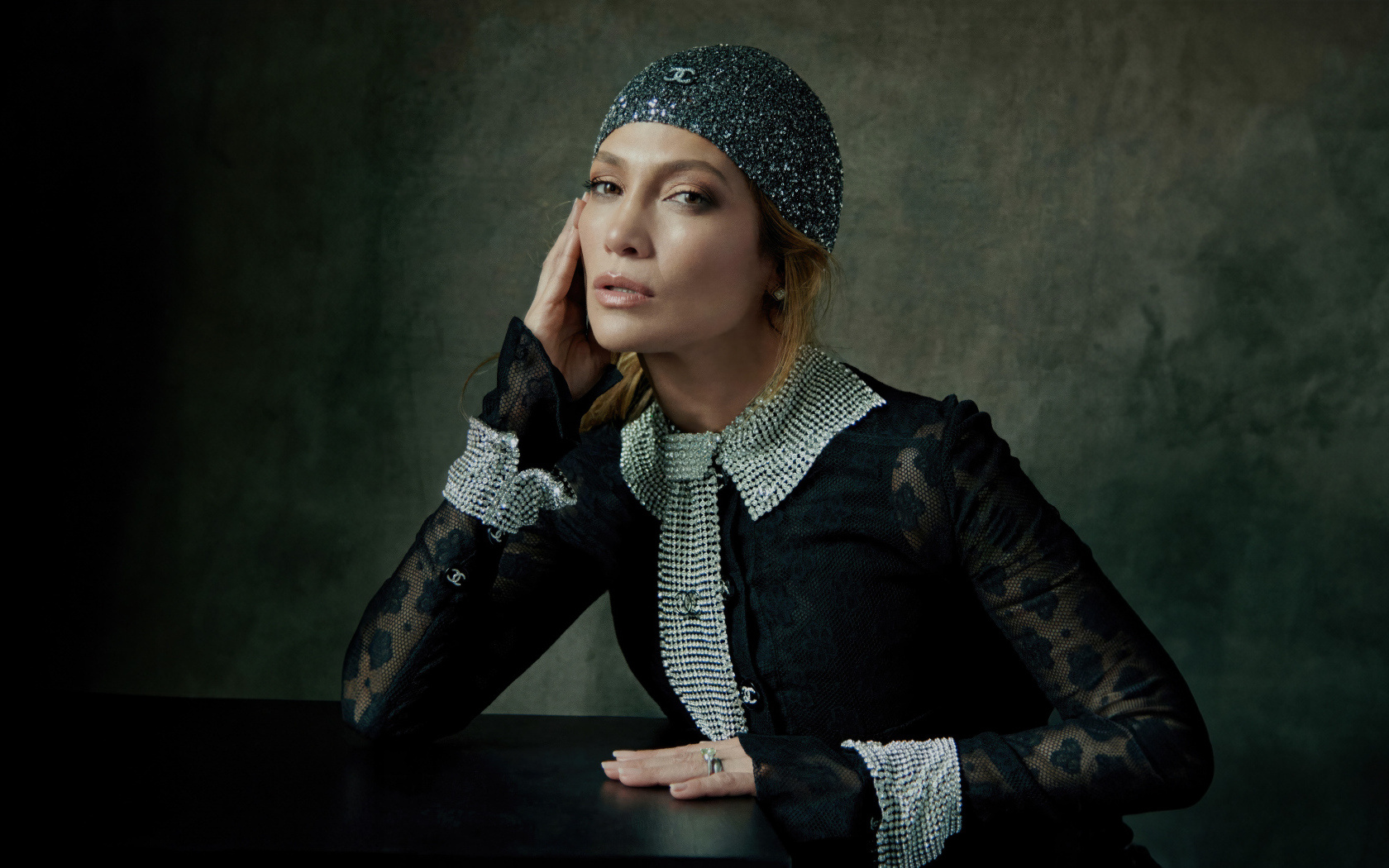 Актриса Дженнифер Лопес в блестящей шапке