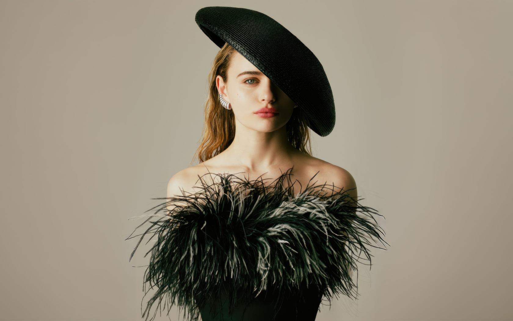 Актриса Джоуи Кинг в шляпе