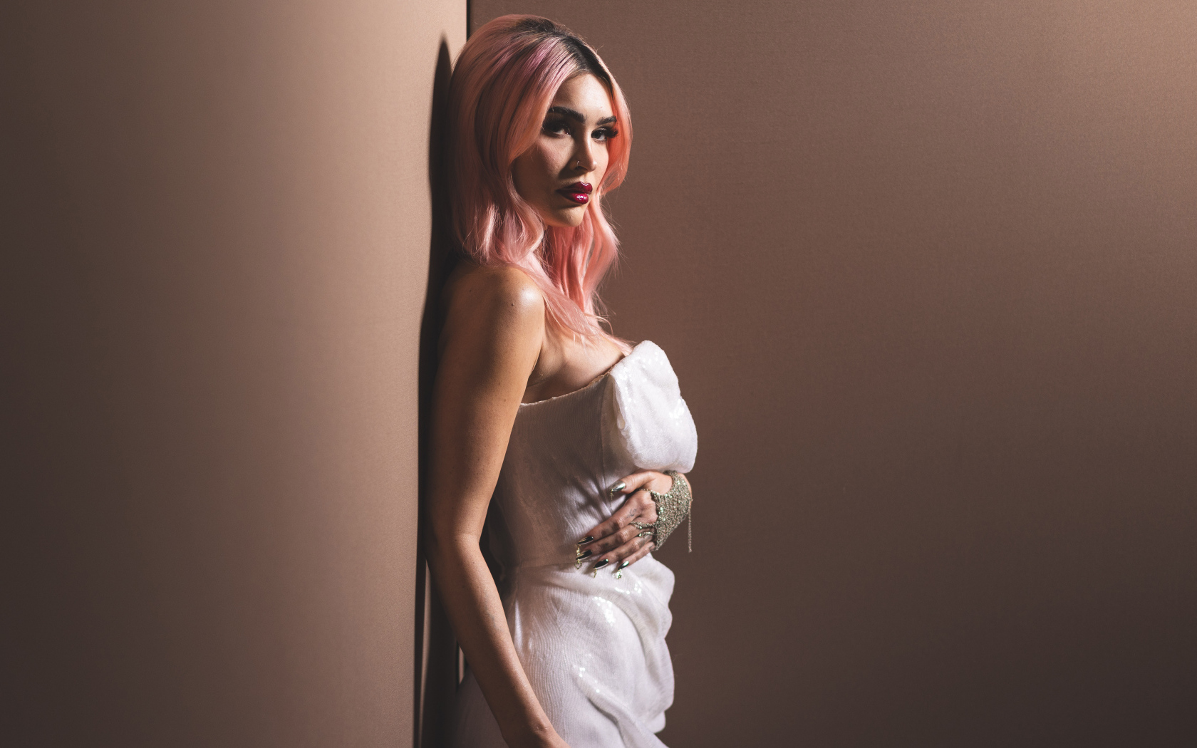 Актриса Меган Фокс с розовыми волосами в белом платье