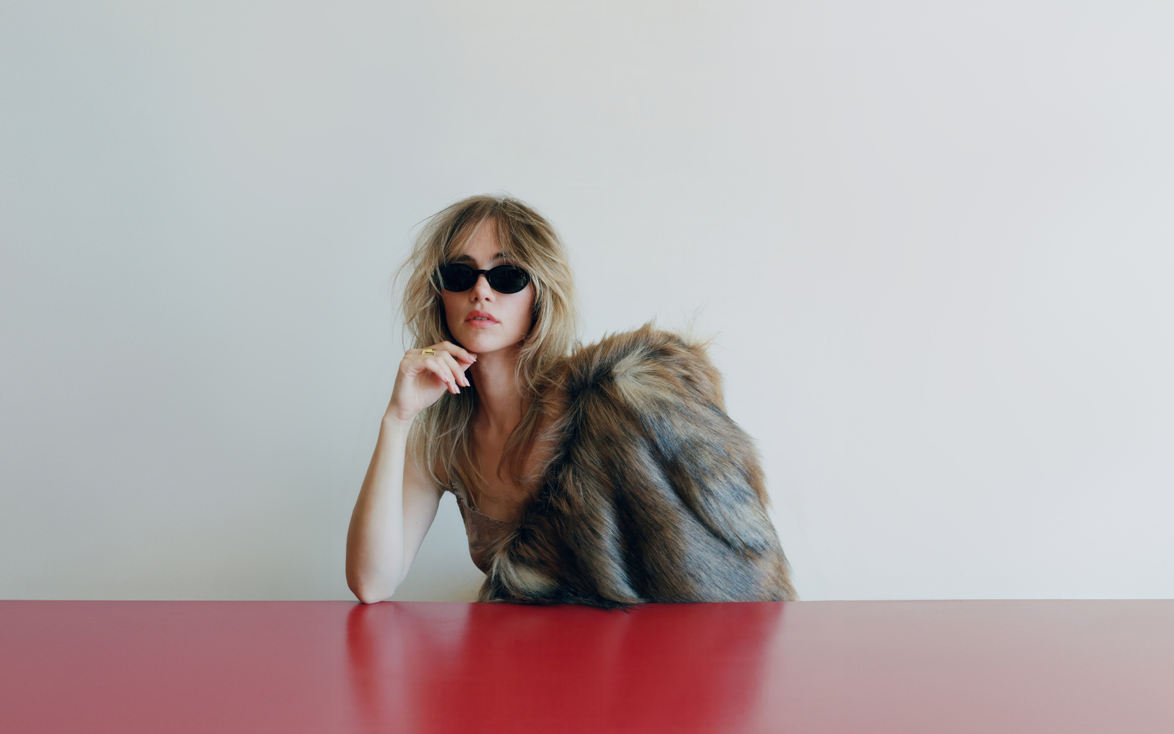 Актриса Сьюки Уотерхаус в шубе за столом