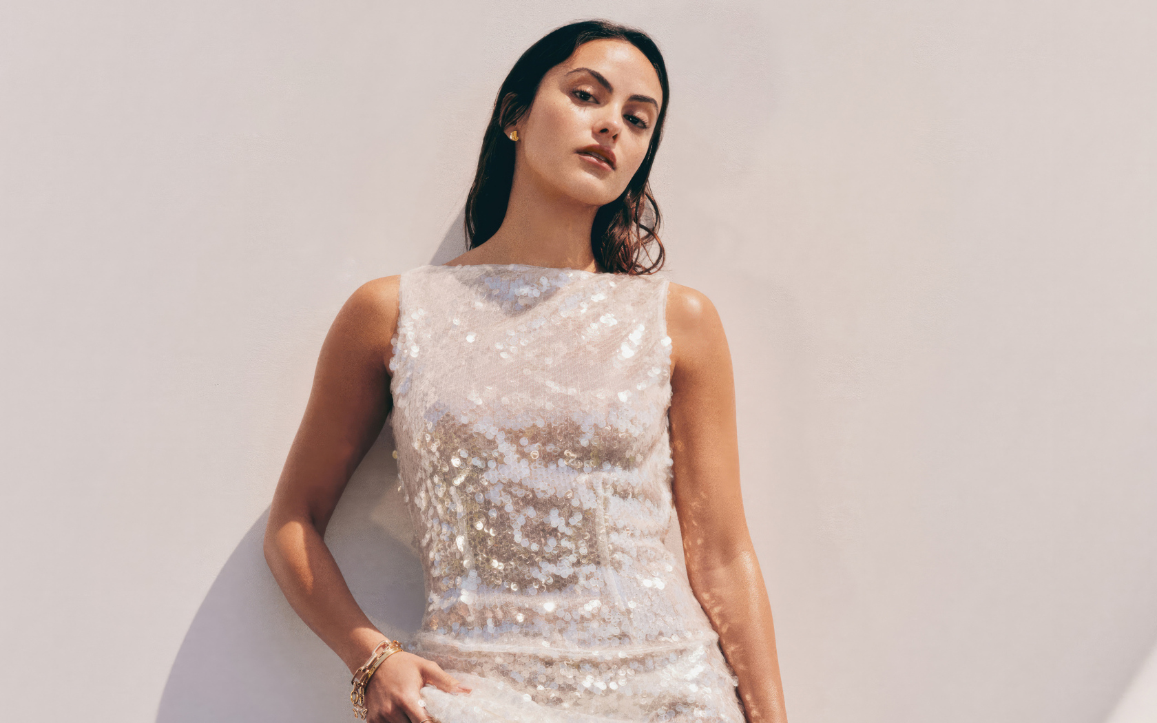 Американская актриса Камила Мендес в блестящем платье