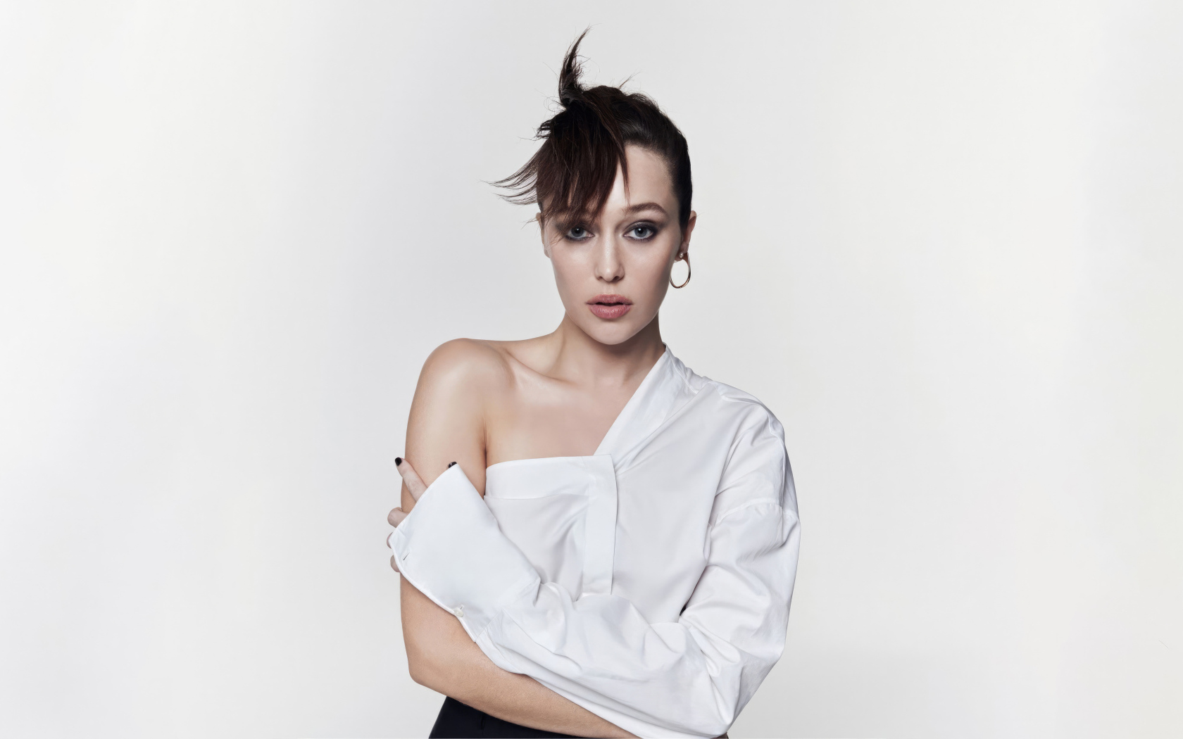 Австралийская актриса Алиша Дебнем-Кэри в белой рубашке