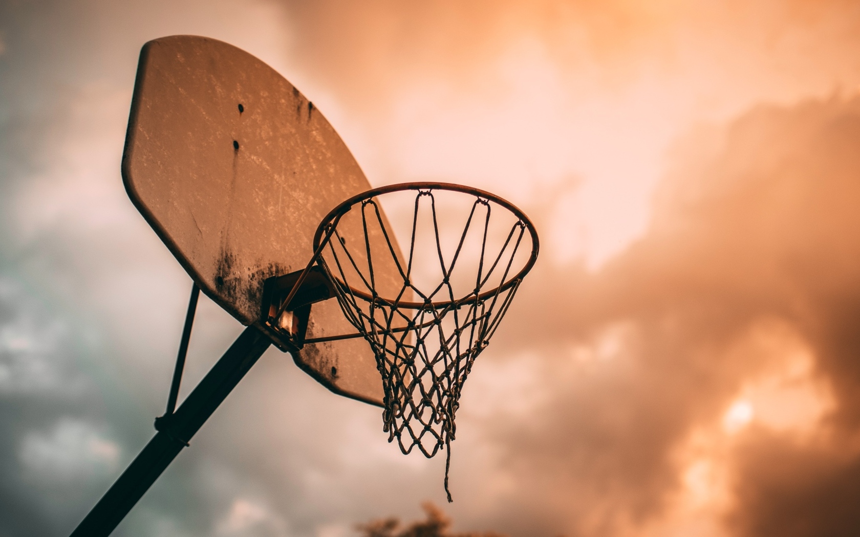 Баскетбольное кольцо на фоне неба в грозу