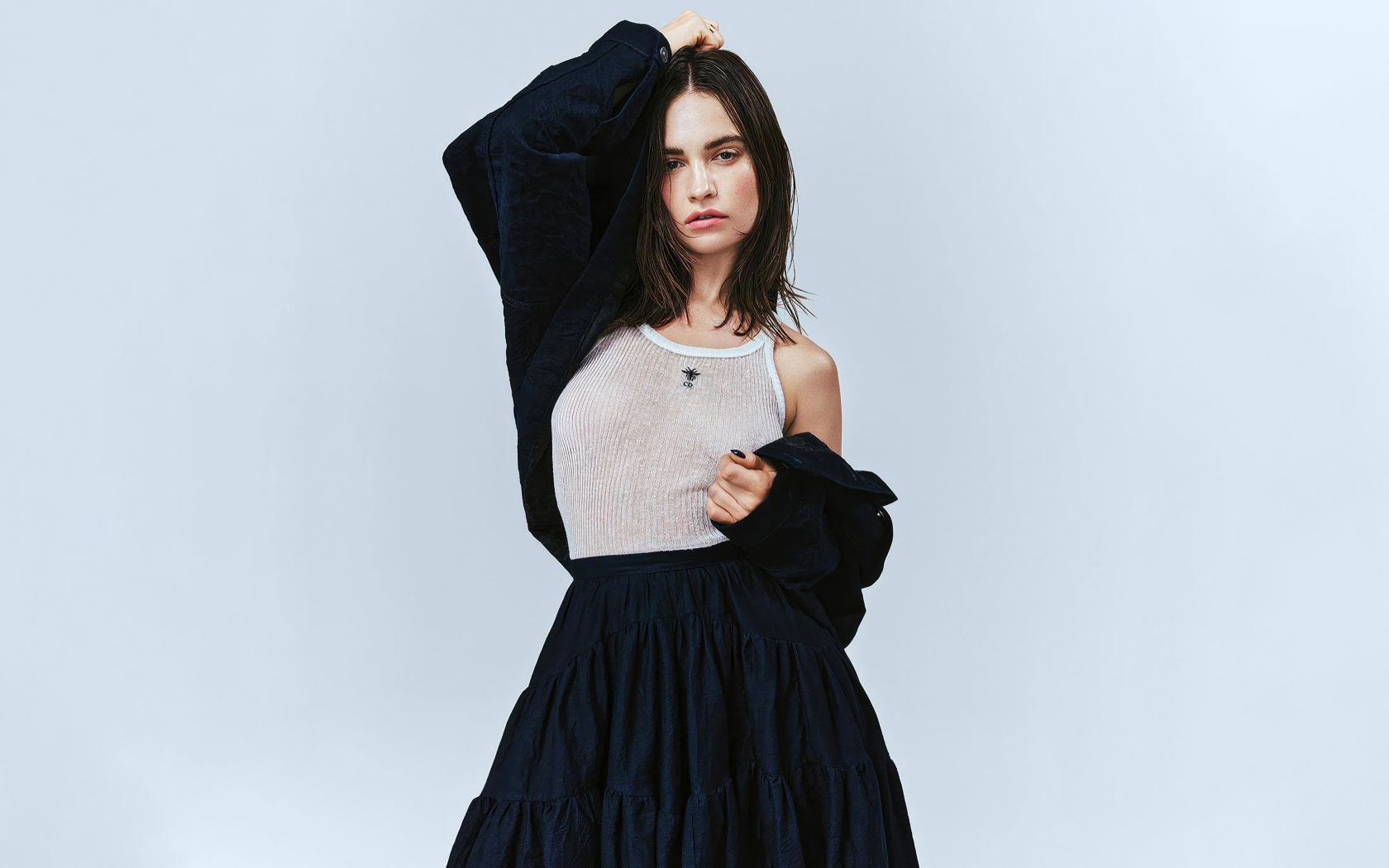 Красивая актриса Лили Джеймс стоит у стены