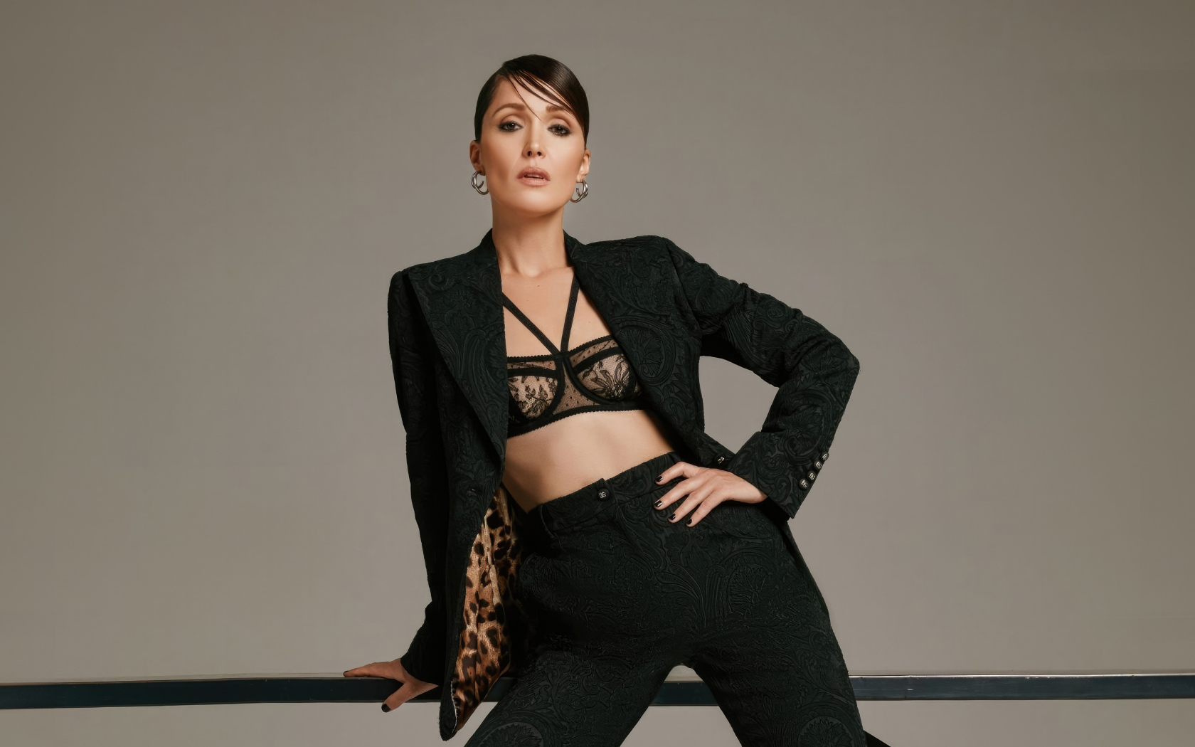 Красивый черный костюм на актрисе Роуз Бёрн