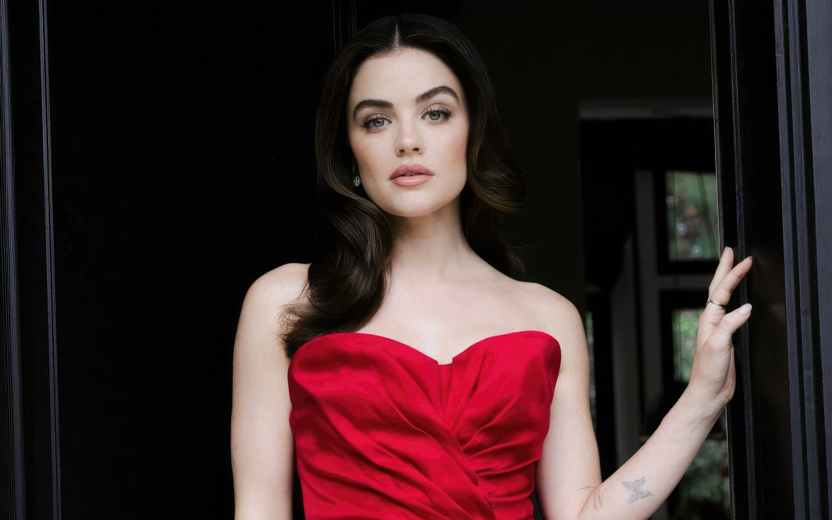 Красивая брюнетка актриса Люси Хейл в красном платье