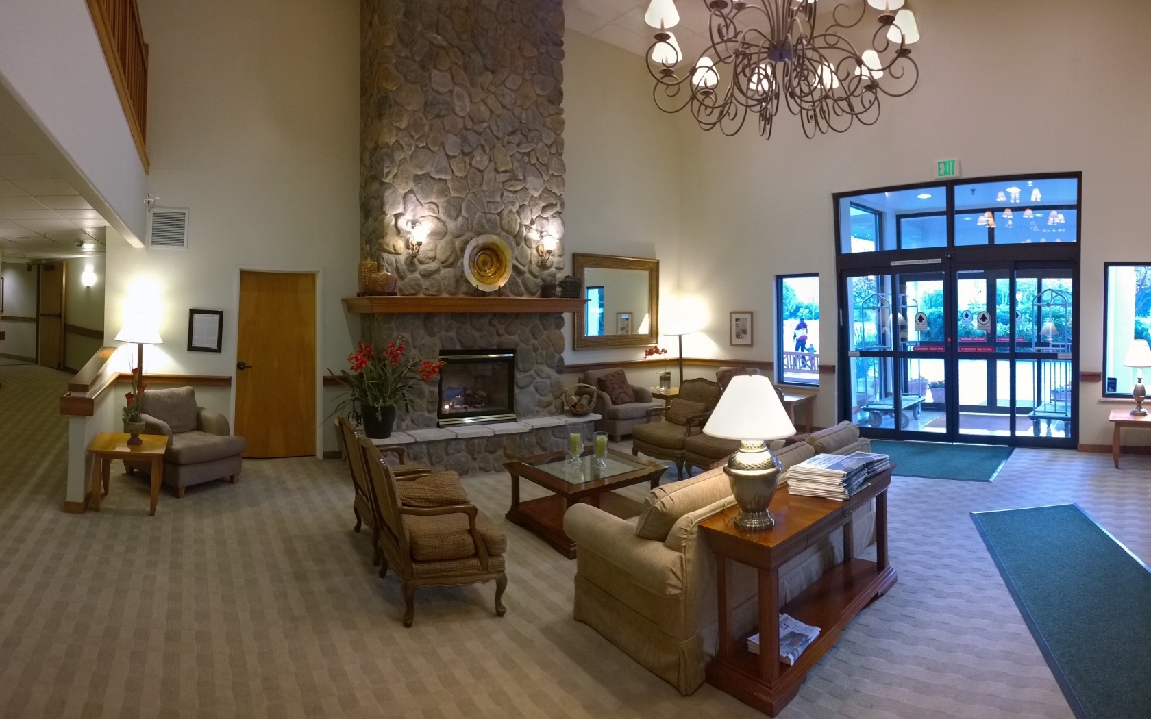 Красивая мебель в гостиной с камином