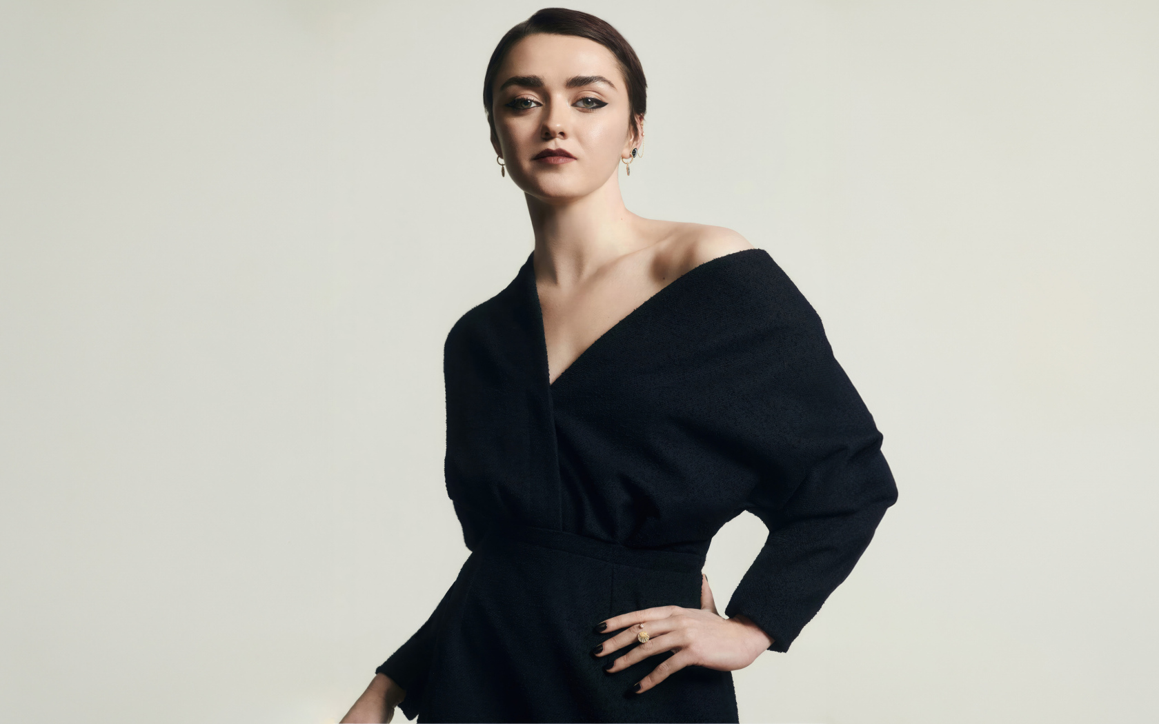 Яркая актриса Мэйси Уильямс в черном платье