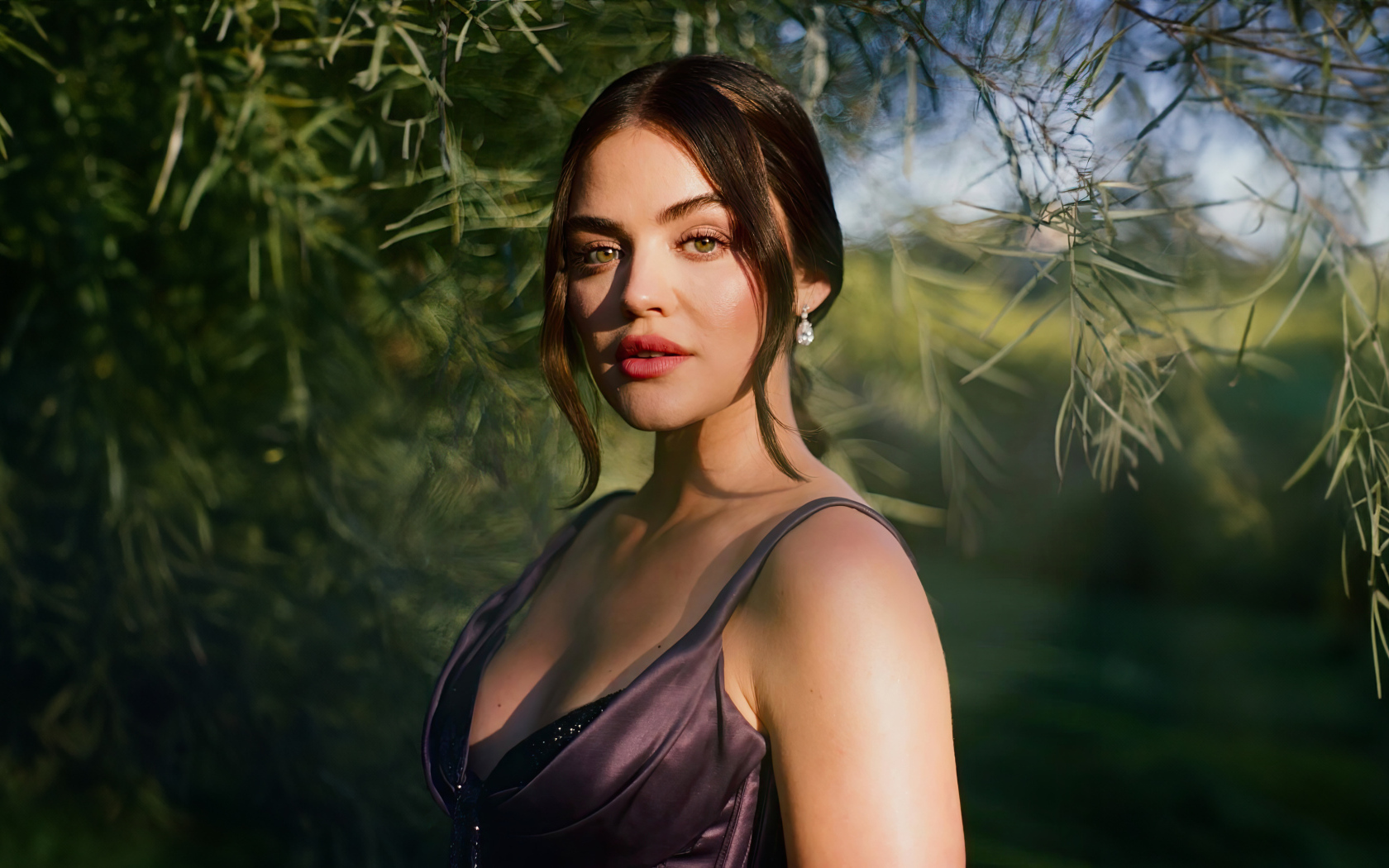 Брюнетка Люси Хейл в лучах солнца